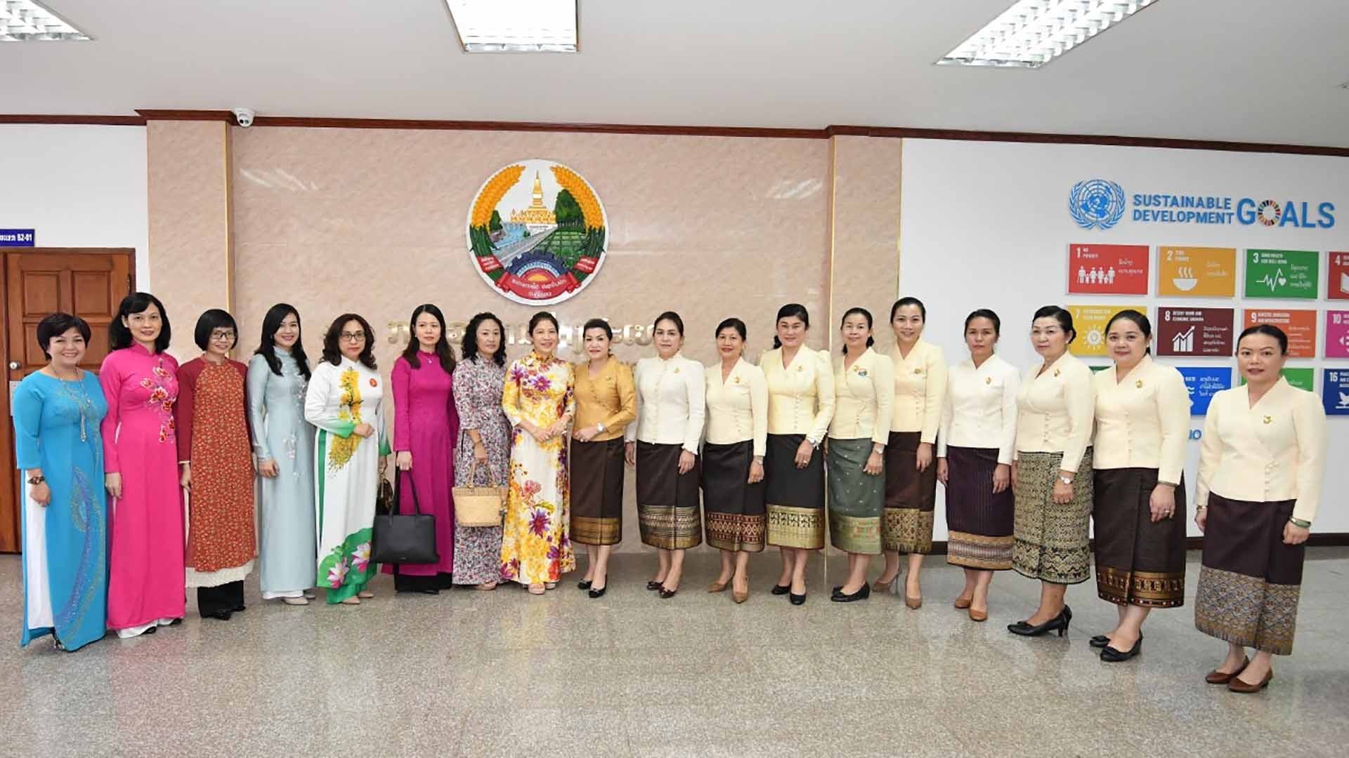 Bà Vũ Thị Bích Ngọc, Phu nhân Bộ trưởng Ngoại giao Việt Nam và Bà Alouny Kommasith, Phu nhân Phó Thủ tướng Bộ trưởng Ngoại giao Lào cùng Ban Nữ công hai Bộ Ngoại giao Việt-Lào.