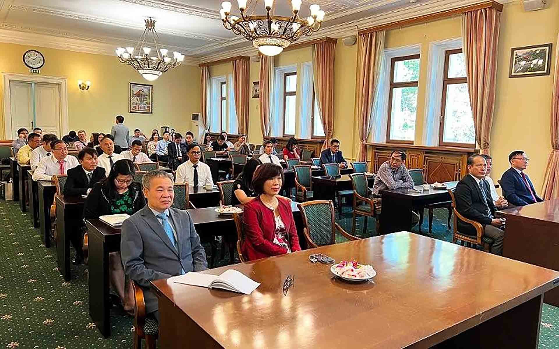 Đông đảo các cán bộ, nhân viên Đại sứ quán tham dự sự kiện. (Nguồn: nhandan.vn)