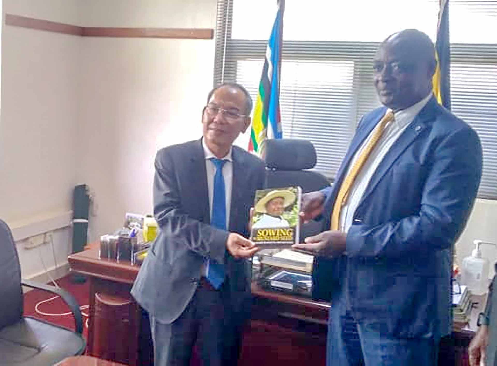 Đại sứ Nguyễn Nam Tiến trình Thư ủy nhiệm lên Tổng thống Cộng hòa Uganda Đại sứ Nguyễn Nam Tiến trình Thư ủy nhiệm lên Tổng thống Cộng hòa Uganda