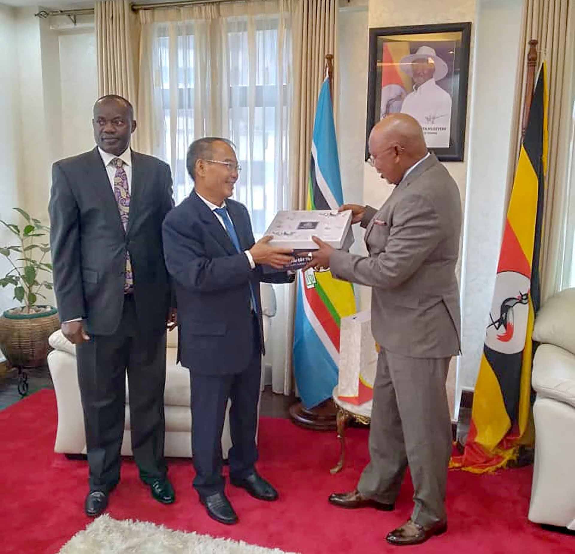 Đại sứ Nguyễn Nam Tiến làm việc với Bộ Ngoại giao Uganda. Đại sứ Nguyễn Nam Tiến làm việc với Bộ Ngoại giao Uganda.