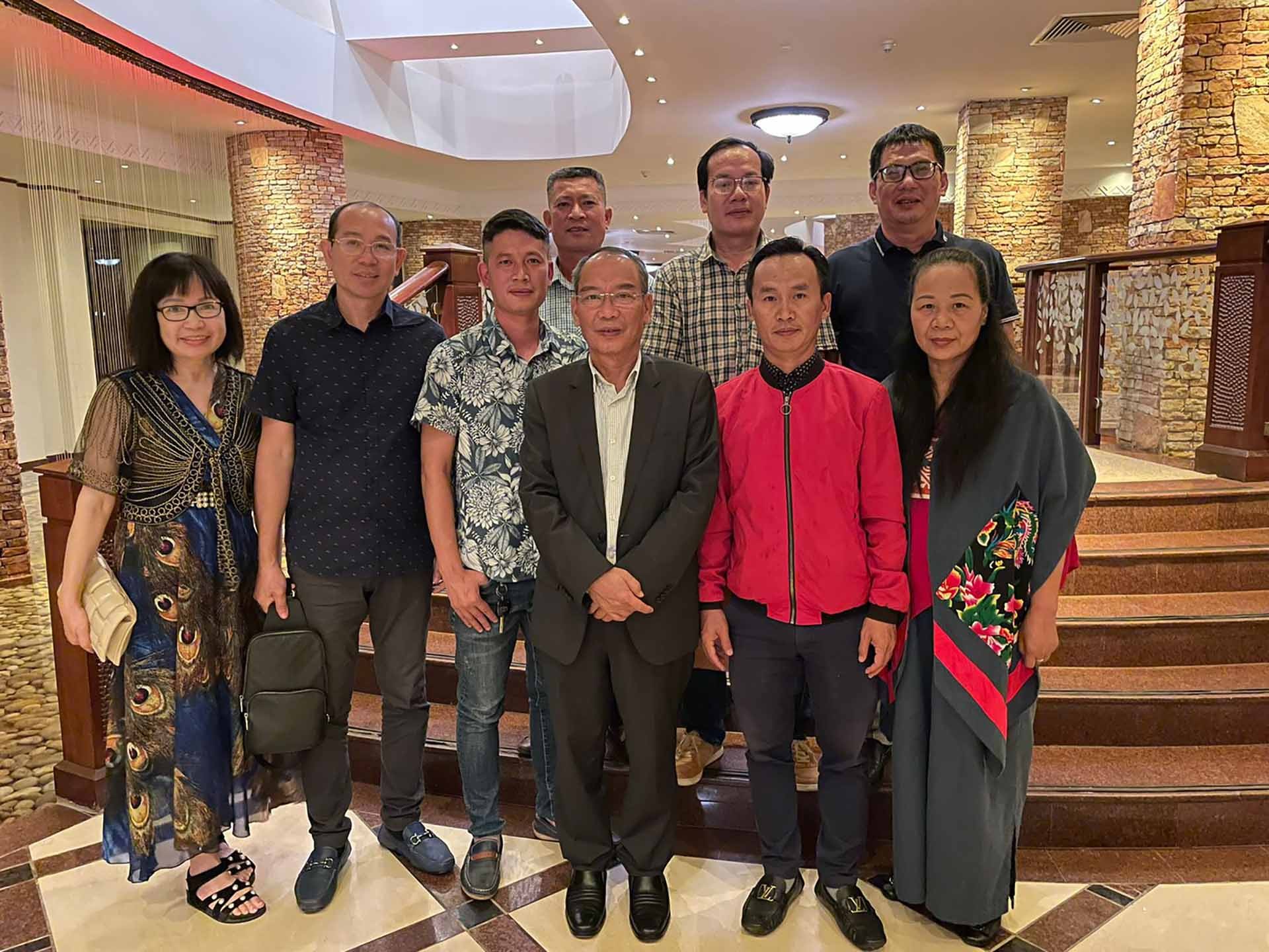 Đại sứ Nguyễn Nam Tiến gặp đại diện cộng đồng người Việt Nam tại Uganda. Đại sứ Nguyễn Nam Tiến gặp đại diện cộng đồng người Việt Nam tại Uganda.