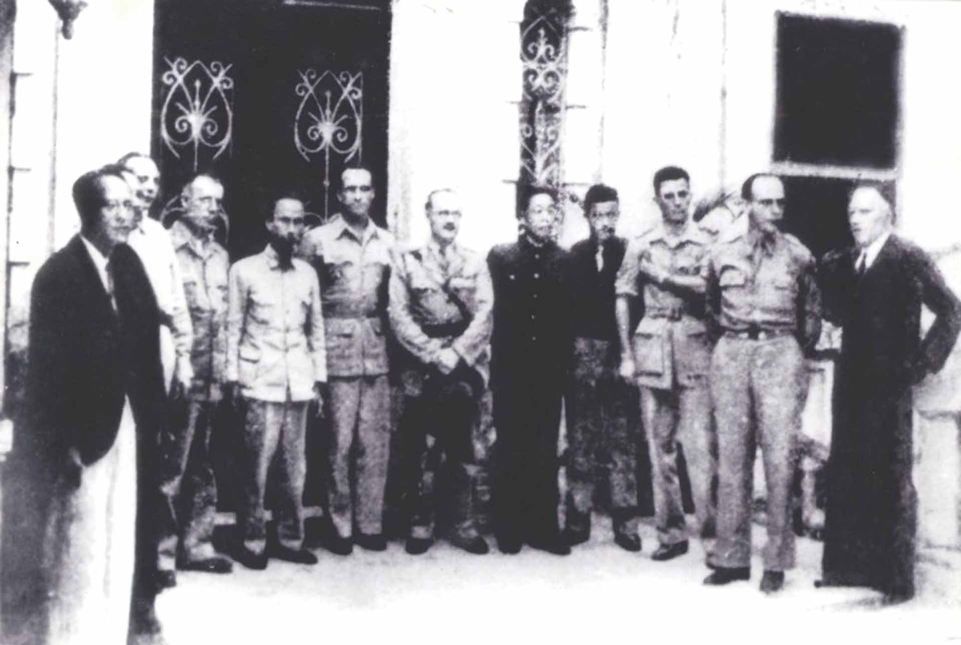 Hồ Chủ tịch và Ủy viên Cộng hòa Pháp ở Bắc Việt Nam Jean Sainteny cùng các vị dự lễ ký Hiệp định Sơ bộ 6/3/1946 tại 38 Lý Thái Tổ, Hà Nội. (Ảnh tư liệu)