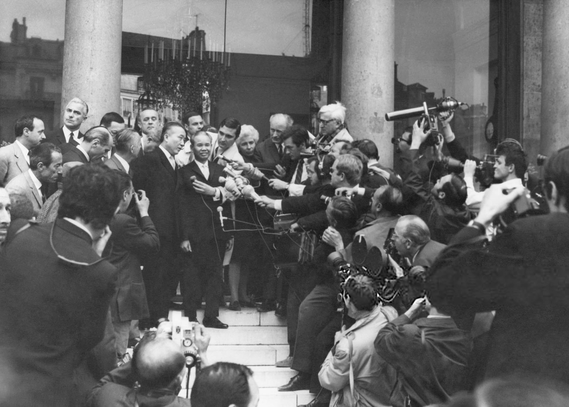 Ông Xuân Thủy, Trưởng Phái đoàn Việt Nam đến Điện Elysee, sau cuộc gặp gỡ với Tướng Charles De Gaulle. (Nguồn: Getty Images) Ông Xuân Thủy, Trưởng Phái đoàn Việt Nam đến Điện Elysee, sau cuộc gặp gỡ với Tướng Charles De Gaulle. (Nguồn: Getty Images)