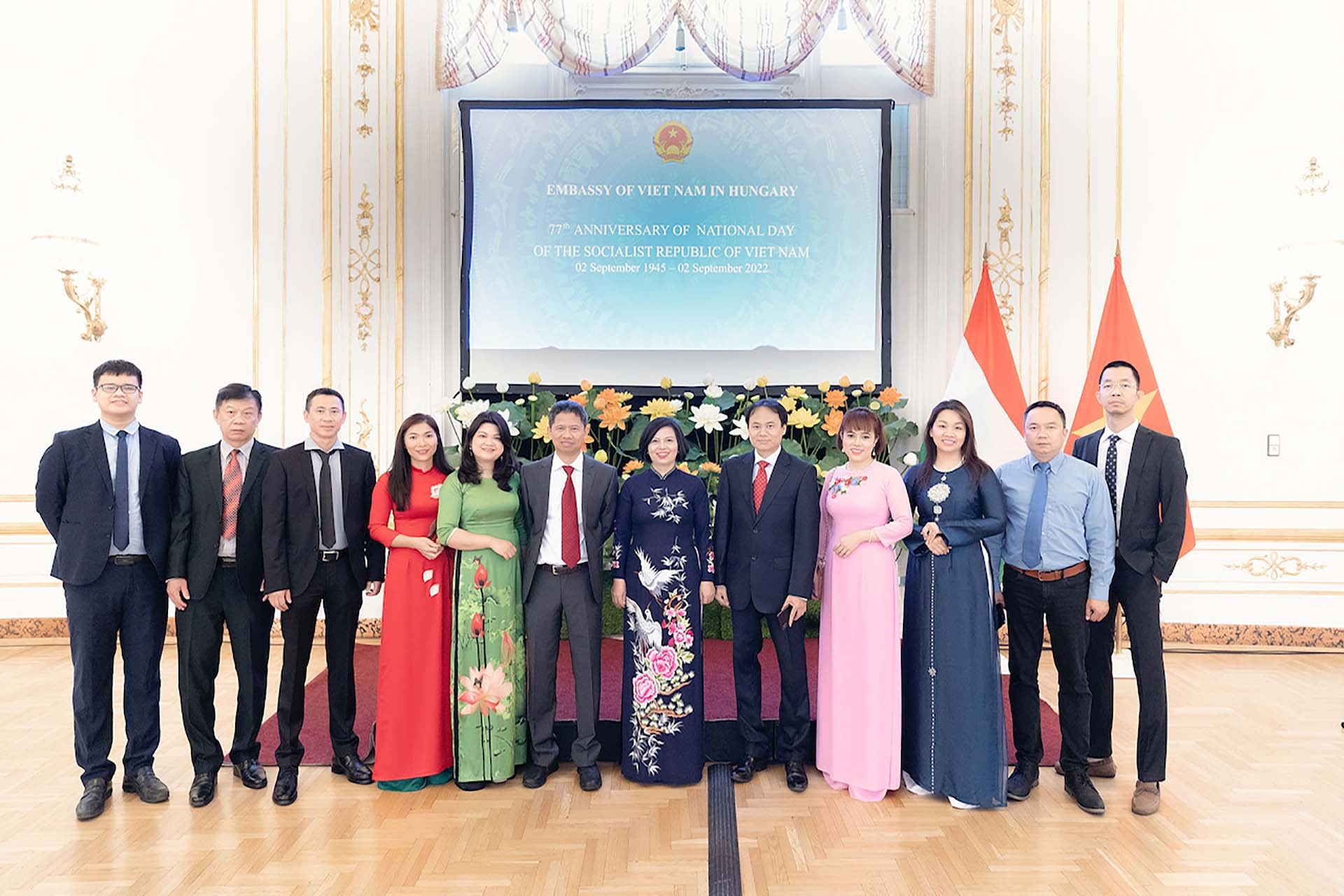 Cán bộ Đại sứ quán Việt Nam tại Hungary tham gia tổ chức Lễ kỷ niệm Quốc khánh.