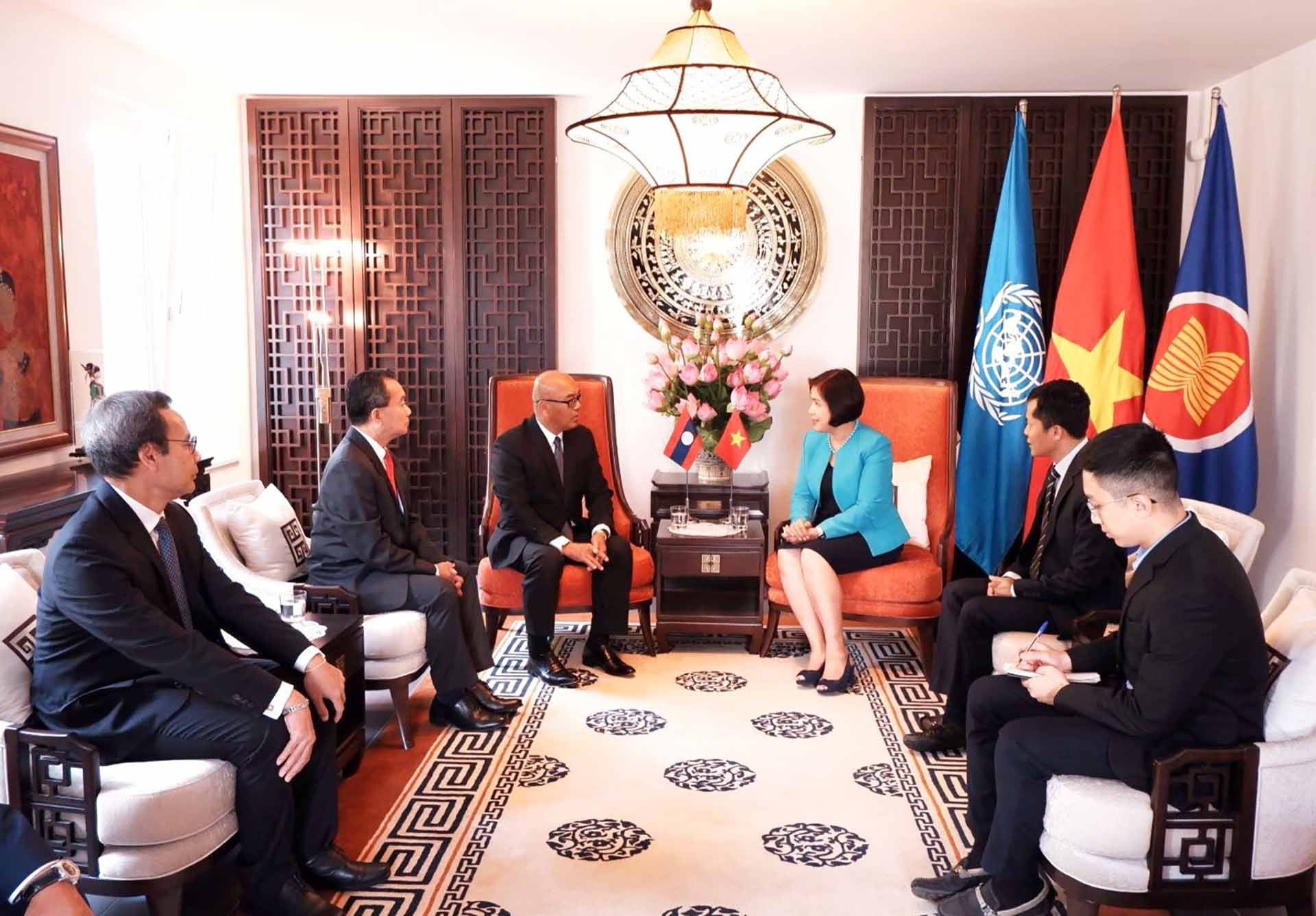 Đại sứ Latsamy Keomany, Trưởng Phái đoàn Lào và Đại sứ Lê Thị Tuyết Mai, Trưởng Phái đoàn Việt Nam cùng chia sẻ, chung vui kỷ niệm Quốc khánh lần thứ 77 của Việt Nam tại Geneva (Ảnh: TTXVN)
