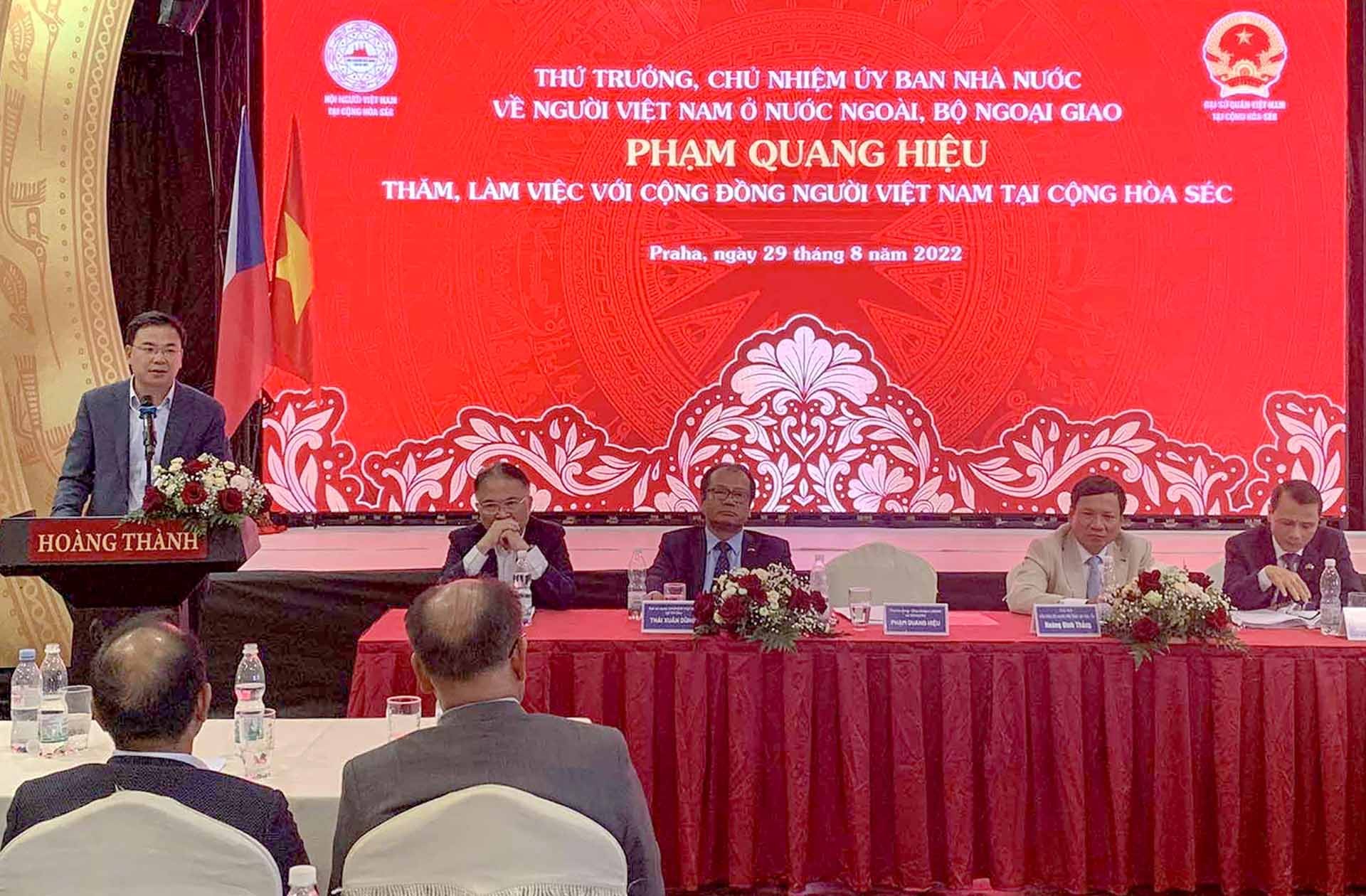 Thứ trưởng Ngoại giao Phạm Quang Hiệu gặp gỡ cộng đồng người Việt Nam tại Czech