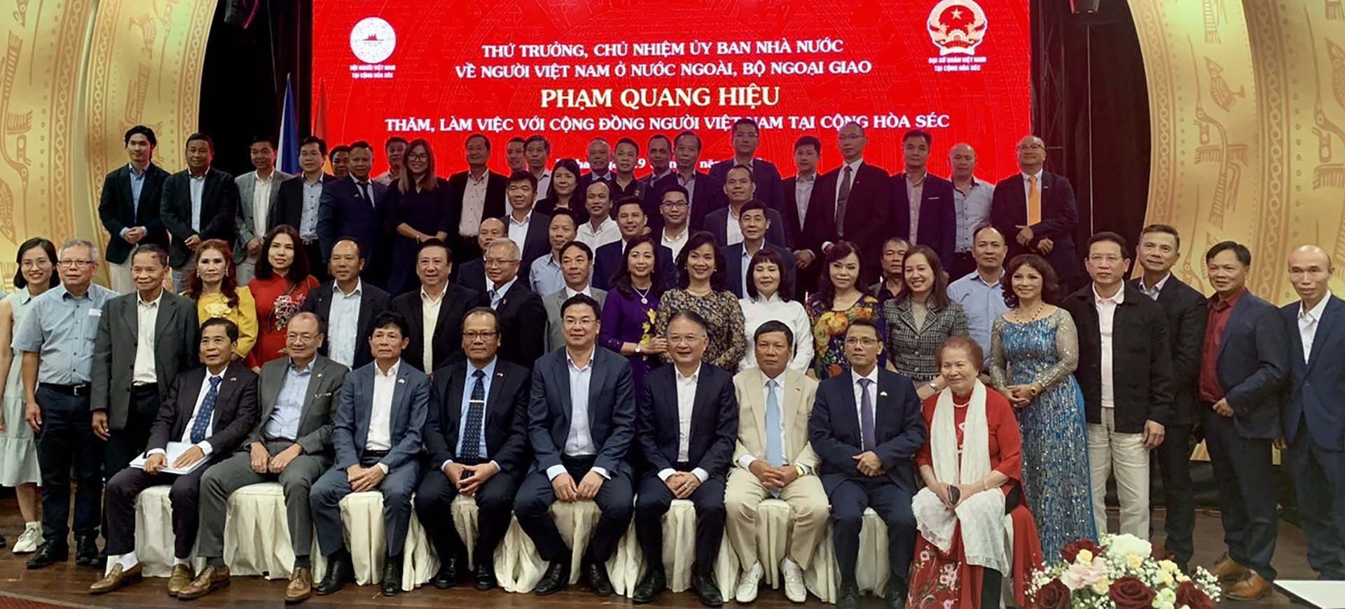 Thứ trưởng Ngoại giao Phạm Quang Hiệu gặp gỡ cộng đồng người Việt Nam tại Czech