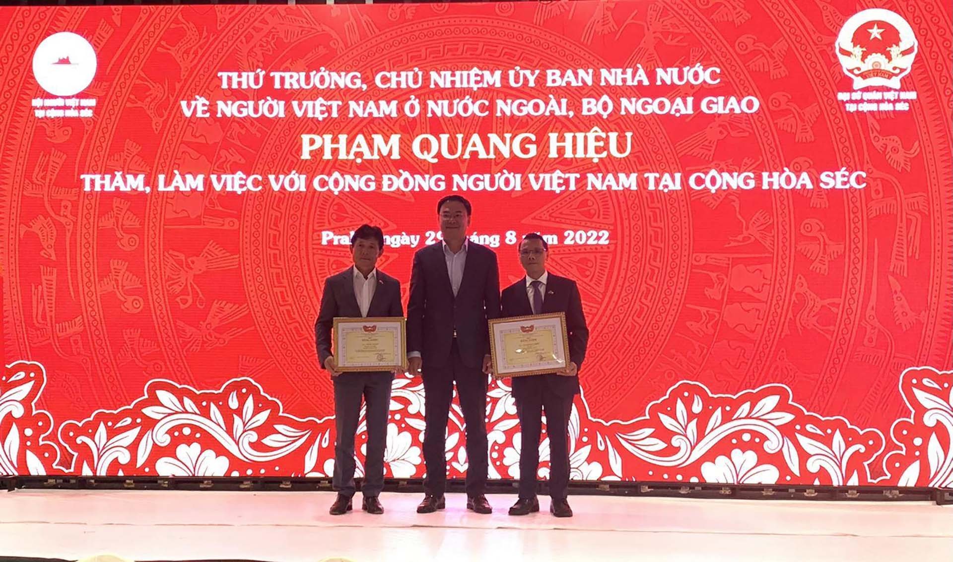 Thứ trưởng Ngoại giao Phạm Quang Hiệu gặp gỡ cộng đồng người Việt Nam tại Czech