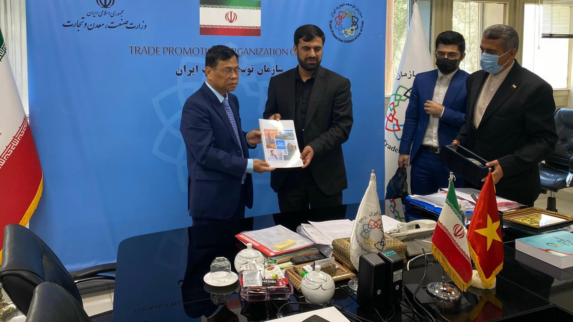 Đại sứ Lương Quốc Huy đã giới thiệu và trao ấn phẩm “Vietnam- Land of Opportunities” do Bộ Ngoại giao biên soạn cho Thứ trưởng, Chủ tịch TPO Alizera Payman Pak.