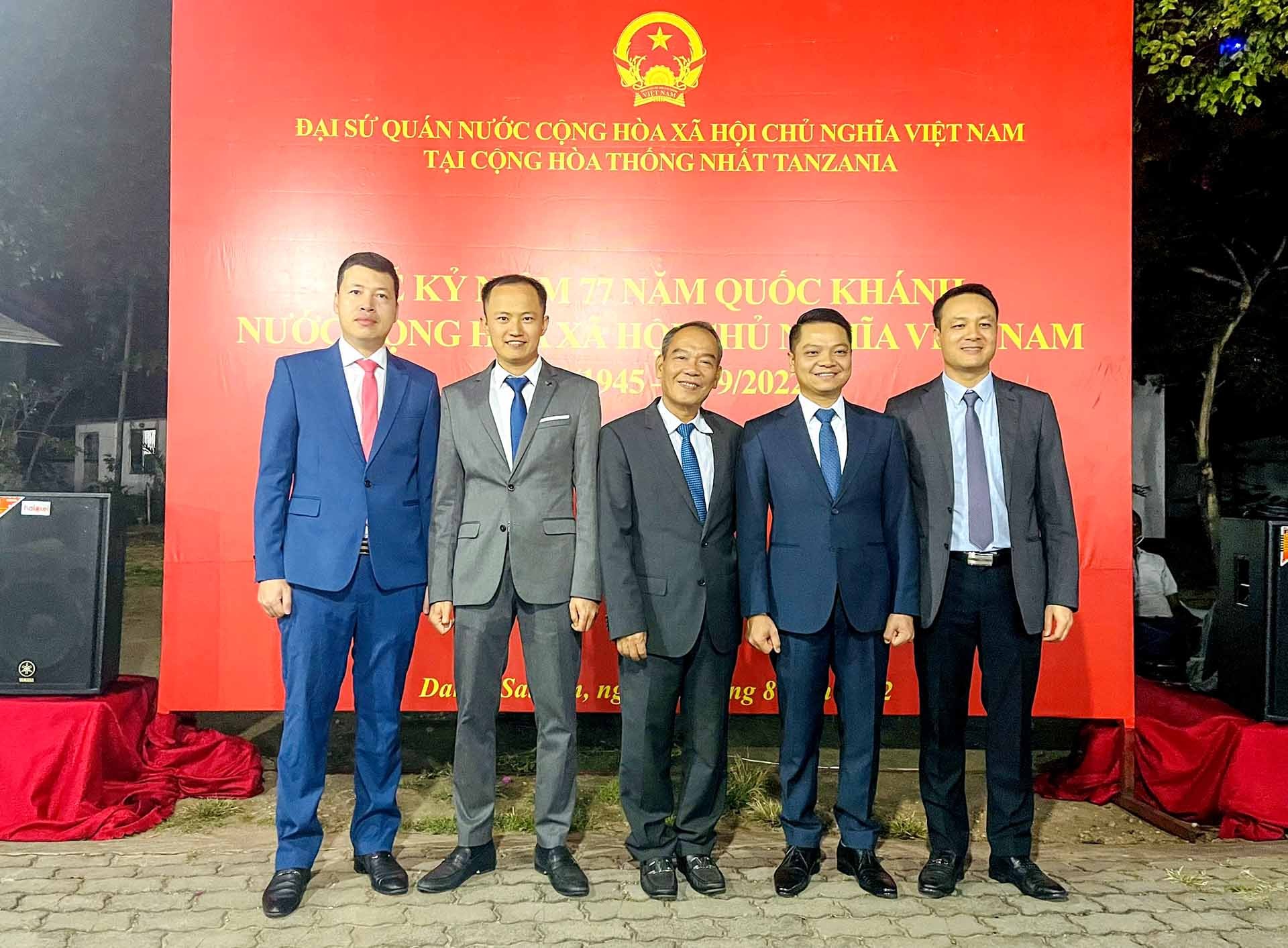 Đại sứ Nguyễn Nam Tiến và Ban Giám đốc Công ty Viettel Tanzania.