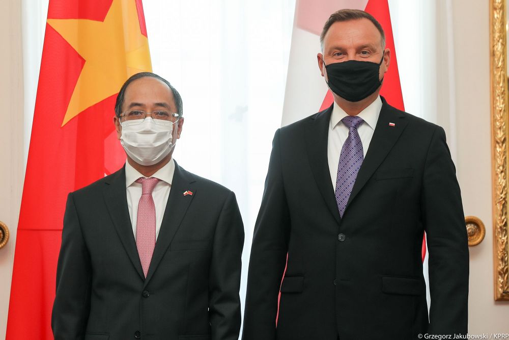 dai-su-nguyen-hung-trinh-quoc-thu-len-tong-thong-ba-lan-andrzej-duda-3