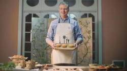 Đại sứ Mỹ tại Việt Nam tự tay làm bánh Trung thu đặc biệt