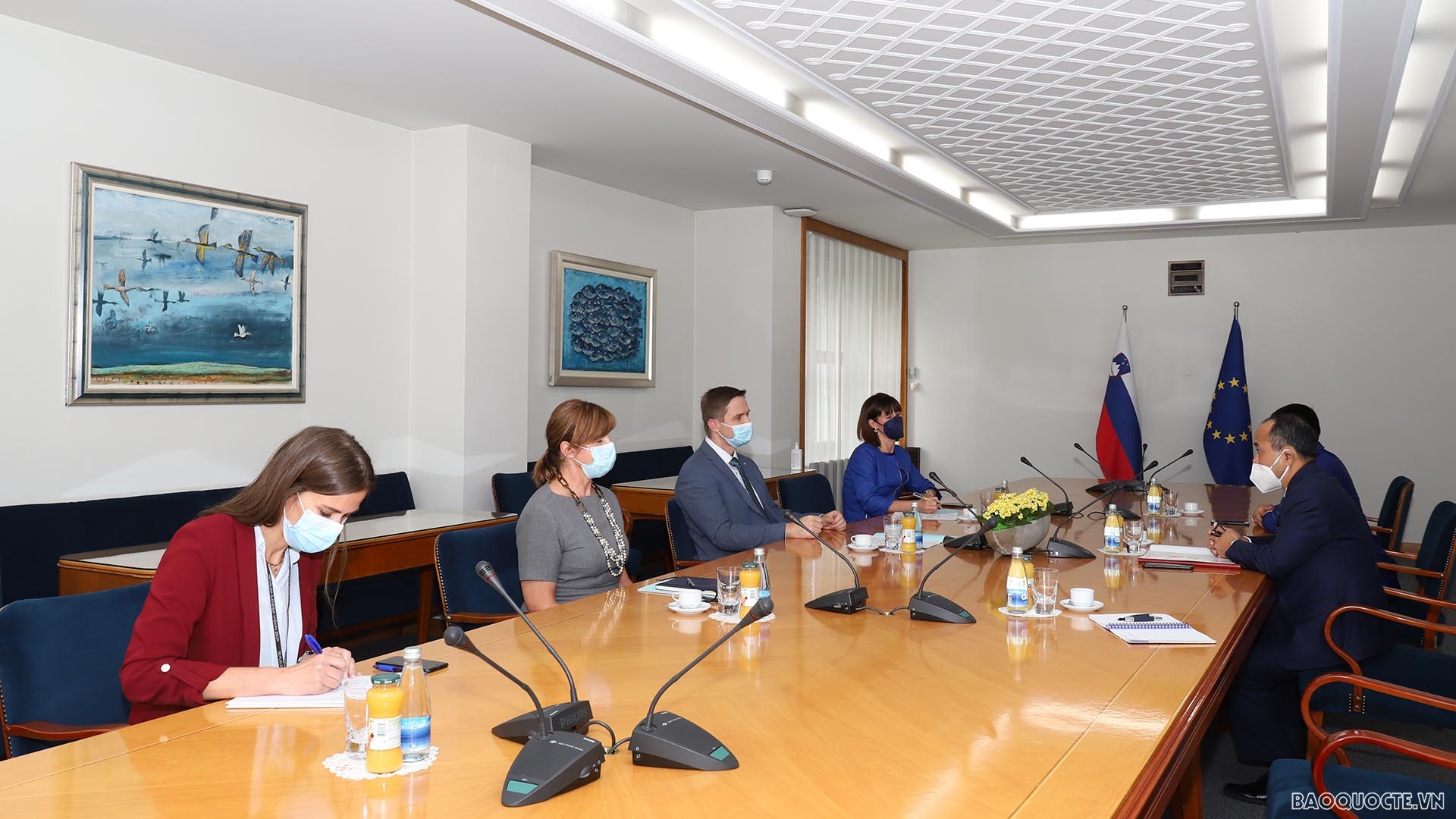 Đại sứ Nguyễn Trung Kiên tiếp kiến Chủ tịch Hạ viện Igor Zorčič. Đại sứ Nguyễn Trung Kiên tiếp kiến Chủ tịch Hạ viện Igor Zorčič.