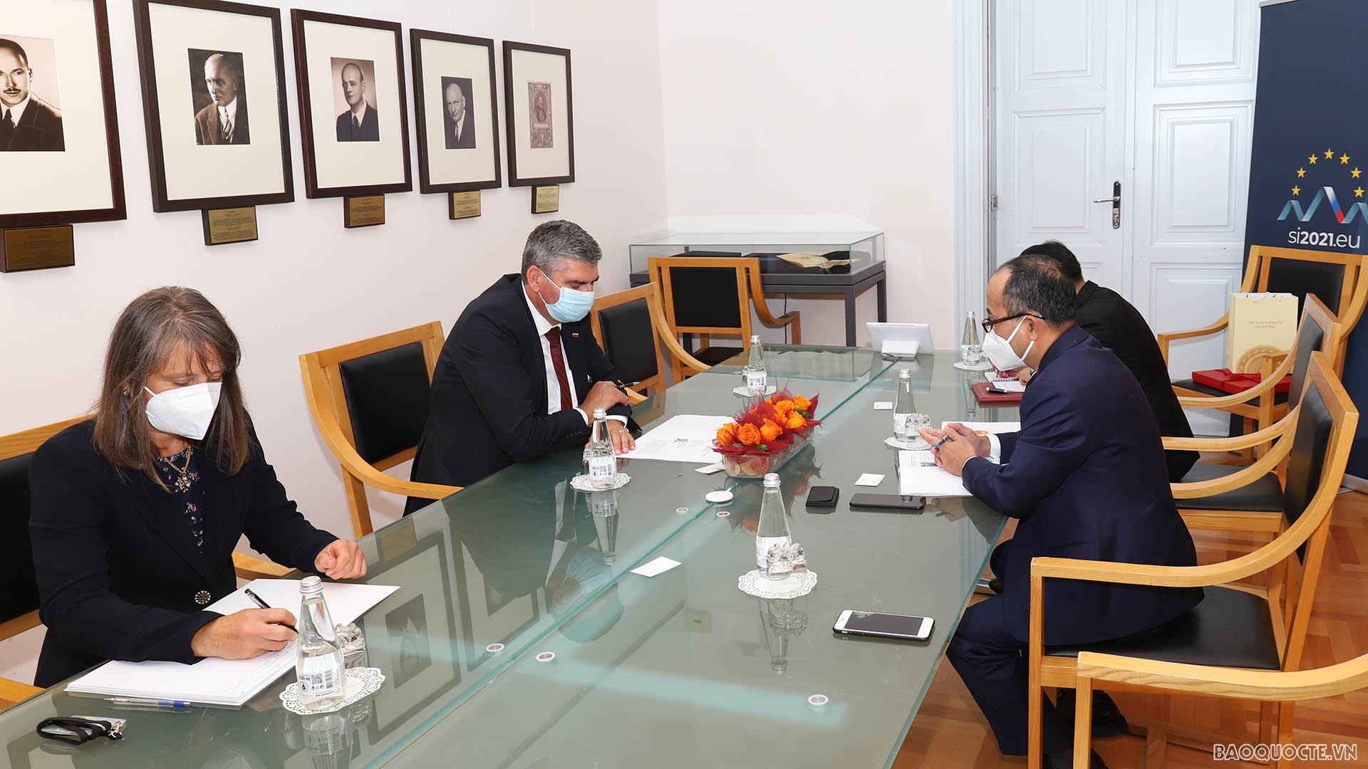 Đại sứ Nguyễn Trung Kiên làm việc với Quốc Vụ khanh Bộ Ngoại giao Slovenia Stanislav Raščan. Đại sứ Nguyễn Trung Kiên làm việc với Quốc Vụ khanh Bộ Ngoại giao Slovenia Stanislav Raščan.