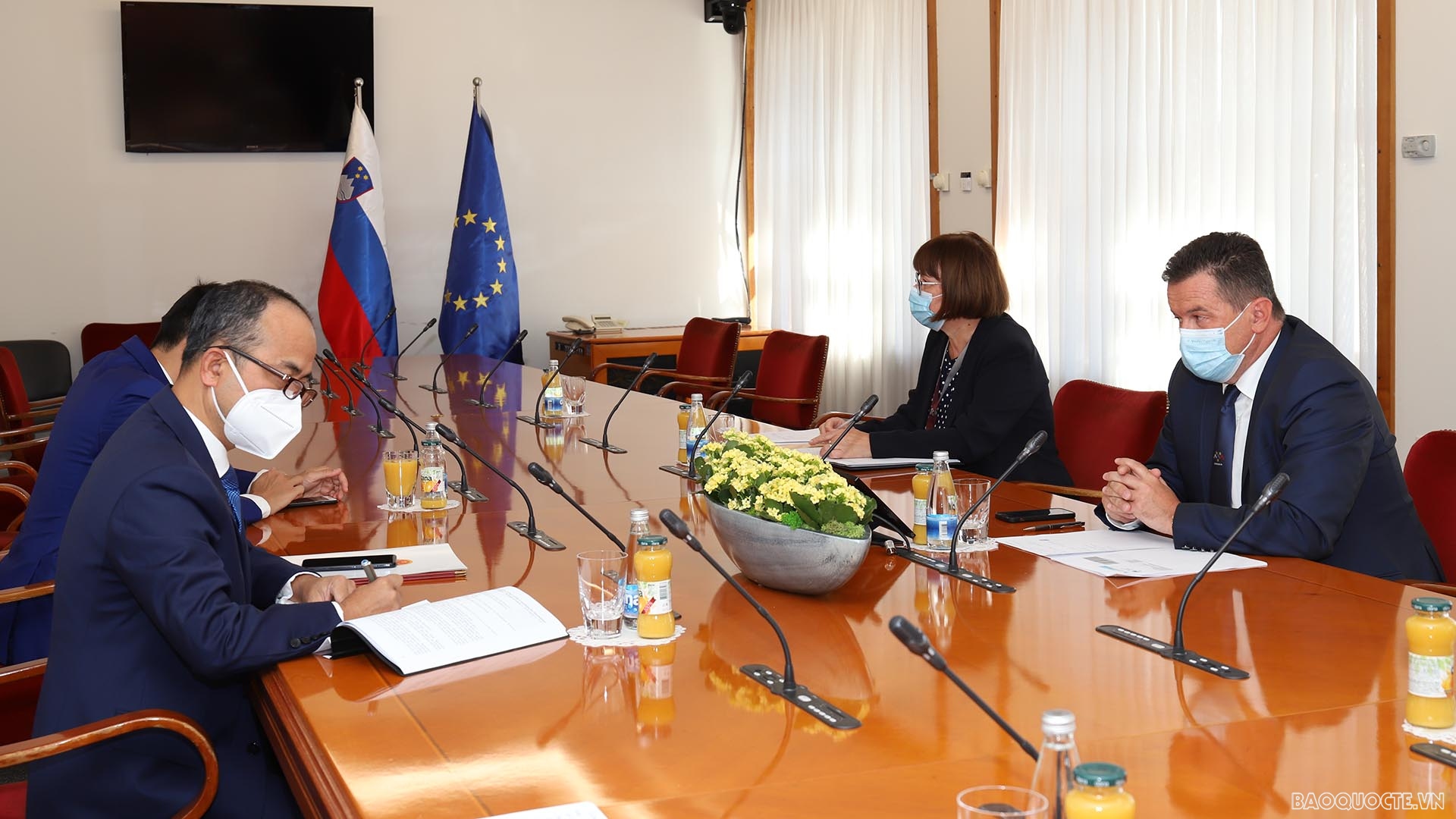 Đại sứ Nguyễn Trung Kiên tiếp kiến Chủ tịch Ủy ban đối ngoại Thượng viện Slovenia Bojan Kekec. Đại sứ Nguyễn Trung Kiên tiếp kiến Chủ tịch Ủy ban đối ngoại Thượng viện Slovenia Bojan Kekec.