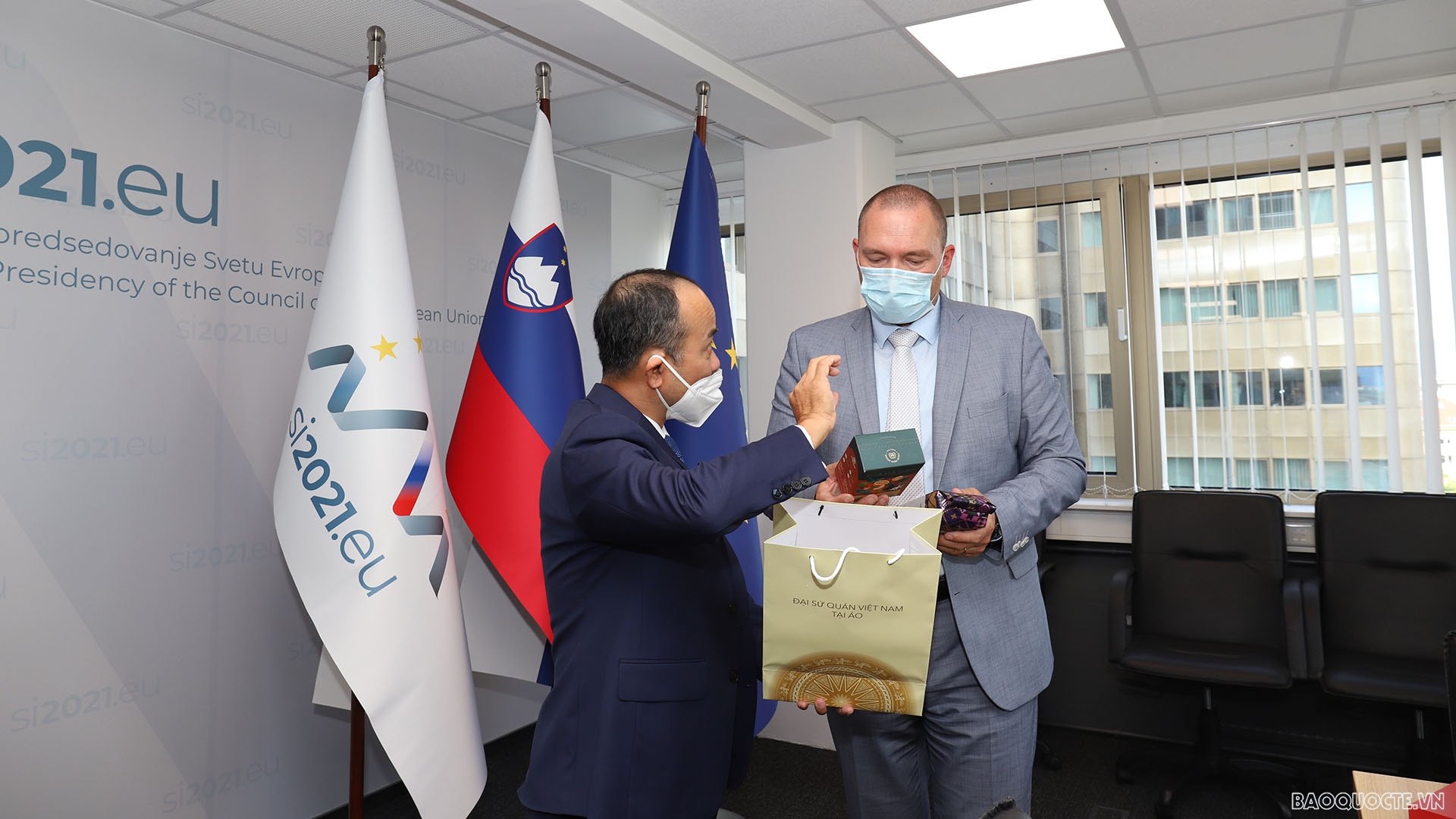 Đại sứ Nguyễn Trung Kiên giới thiệu một số sản phẩm cà phê Việt Nam cho Bộ trưởng Nông nghiệp Slovenia Đại sứ Nguyễn Trung Kiên giới thiệu một số sản phẩm cà phê Việt Nam cho Bộ trưởng Nông nghiệp Slovenia