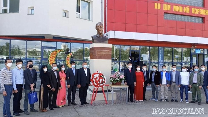 Đoàn đại biểu Đại sứ quán Việt Nam tại Mông Cổ, đại diện Hội người Việt Nam tại Mông Cổ, Hội Hữu nghị Mông Cổ-Việt Nam dâng hoa tại tượng đài Chủ tịch Hồ Chí Minh, đặt tại khuôn viên Trường số 14 mang tên Hồ Chí Minh, thủ đô Ulaanbaatar, Mông Cổ.