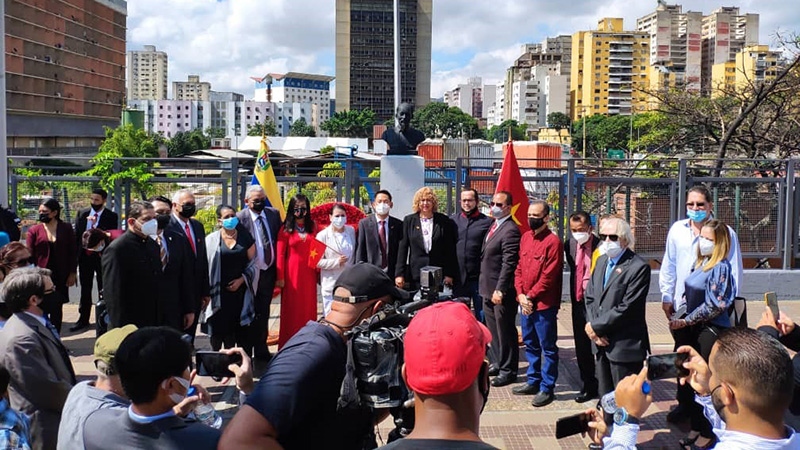 Đại sứ quán Việt Nam tại Venezuela tổ chức Lễ dâng hoa tại Tượng đài Chủ tịch Hồ Chí Minh trên Đại lộ Bolivar
