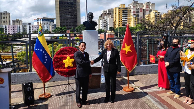 Đại sứ quán Việt Nam tại Venezuela tổ chức Lễ dâng hoa tại Tượng đài Chủ tịch Hồ Chí Minh trên Đại lộ Bolivar.