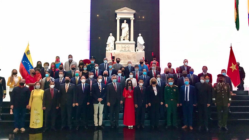 Lễ kỷ niệm tại Đài tưởng niệm Anh hùng giải phóng dân tộc, nhà lãnh đạo huyền thoại của các dân tộc Mỹ La-tinh Simon Bolivar ở thủ đô Caracas.