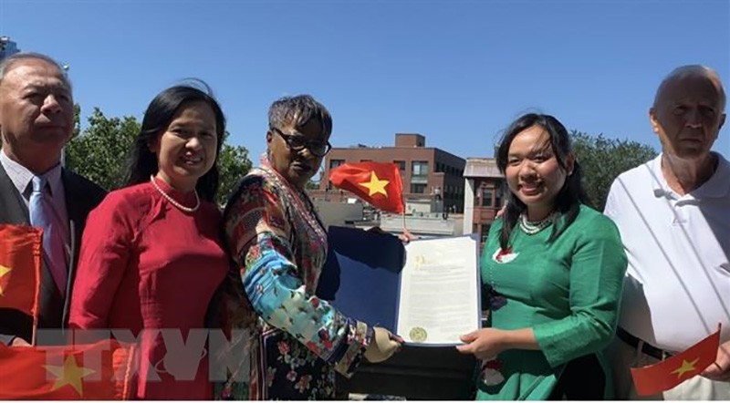 Chủ tịch Hội đồng thành phố Jersey Joyce Watterman trao Tuyên bố vinh danh Ngày Quốc khánh Việt Nam 2/9. (Nguồn: TTXVN)