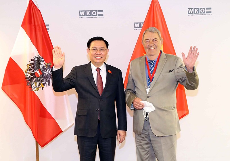 Chủ tịch Quốc hội Vương Đình Huệ với ông Richard Schenz, Phó Chủ tịch Phòng Thương mại Cộng hòa Áo. (Nguồn: TTXVN)