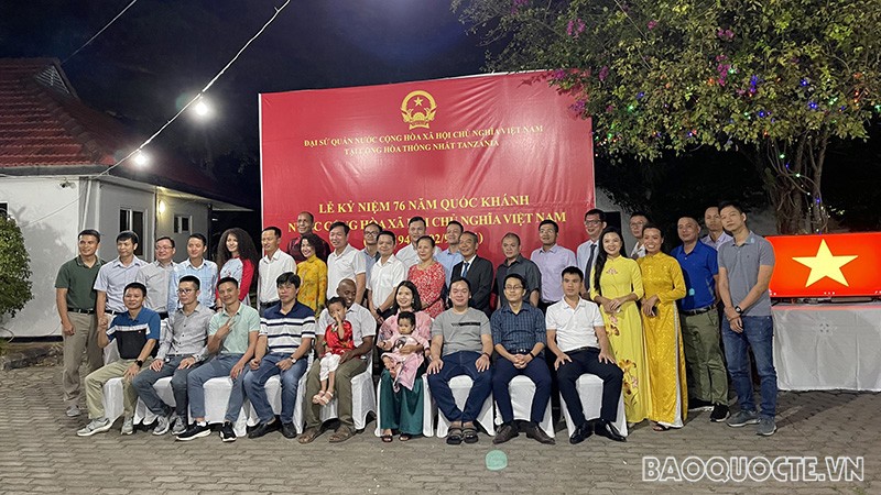 Các đại biểu chụp ảnh lưu niệm.