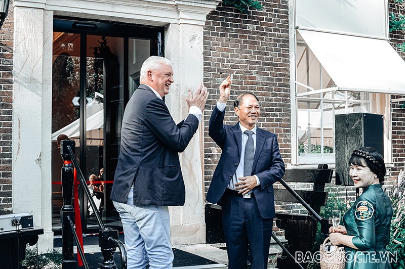 Đại sứ Việt Nam tại Hà Lan Phạm Việt Anh được bạn cắt băng khai trương triển lãm. 