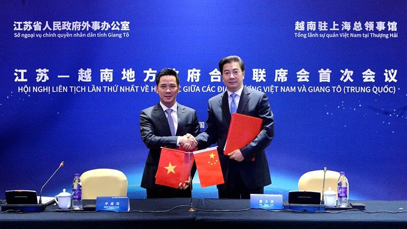 Tổng Lãnh sự quán Việt Nam tại Thượng Hải và Văn phòng Ngoại vụ tỉnh Giang Tô cũng đã ký kết Bản ghi nhớ hợp tác.