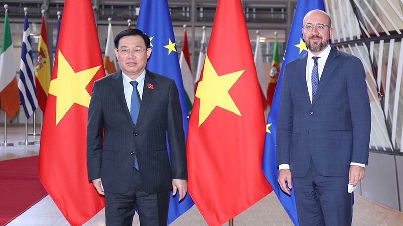 Chủ tịch Quốc hội Vương Đình Huệ và Chủ tịch Hội đồng Châu Âu Charles Michel. (Nguồn: TTXVN)