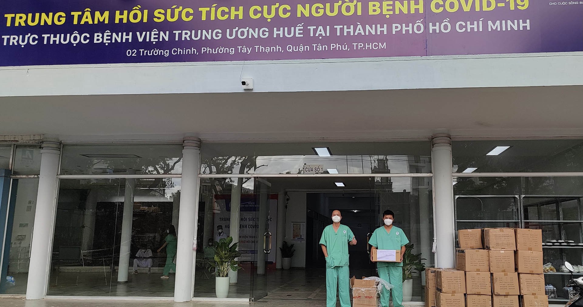 Tổng Lãnh sự quán Việt Nam tại Hong Kong trao lô vật tư y tế thứ hai cho Bệnh viện dã chiến số 14.