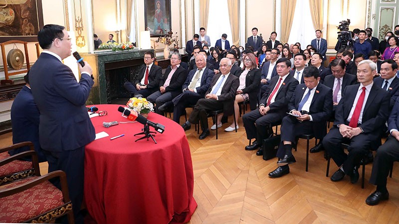 Chủ tịch Quốc hội Vương Đình Huệ phát biểu tại cuộc gặp đại diện cộng đồng người Việt Nam tại Bỉ. (Nguồn: TTXVN)