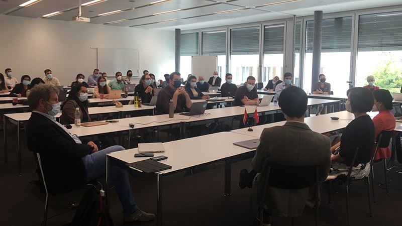 Tọa đàm do Đại sứ quán Việt Nam tại Thụy Sỹ, Trường Đại học Khoa học ứng dụng và Nghệ thuật Tây Bắc Thụy Sỹ và Hội trí thức và chuyên gia Việt Nam tại Thụy Sỹ đã phối hợp tổ chức.