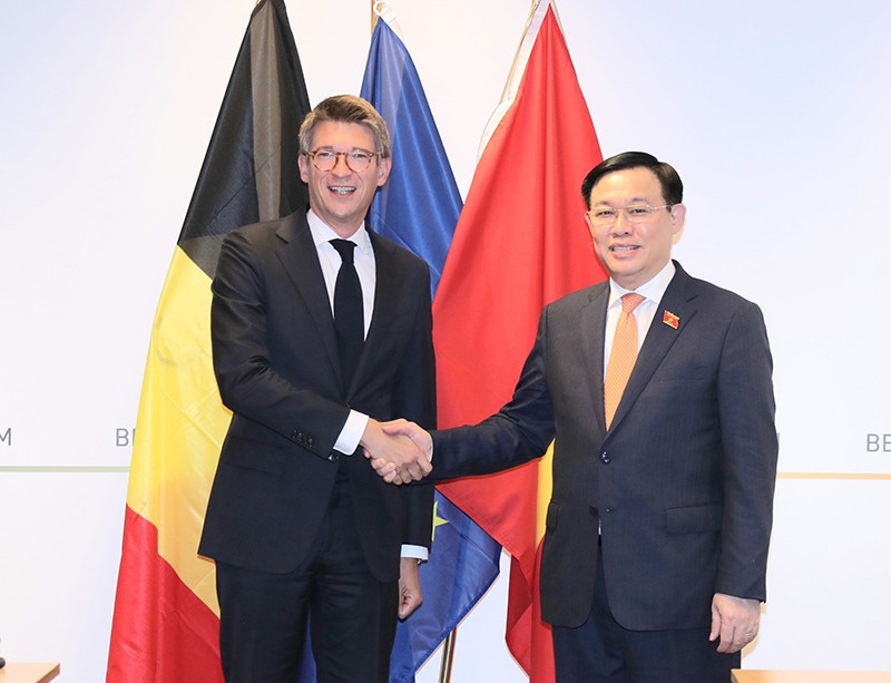 Chủ tịch Quốc hội Vương Đình Huệ cùng Phó Thủ tướng Bỉ Pierres-Yves Dermagne và các đại biểu. (Nguồn: TTXVN)