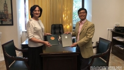 Đại sứ quán Việt Nam tại Ukraine ký Thỏa thuận hợp tác và trao giải thưởng cho học sinh Trường chuyên ngữ số 251 mang tên Chủ tịch Hồ Chí Minh