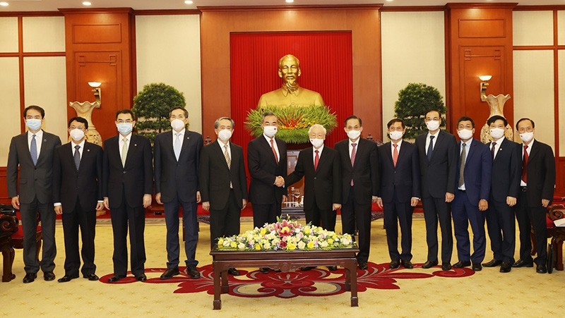 Tổng Bí thư Nguyễn Phú Trọng và Bộ trưởng Ngoại giao Trung Quốc Vương Nghị chụp ảnh chung với các đại biểu. (Nguồn:  TTXVN)