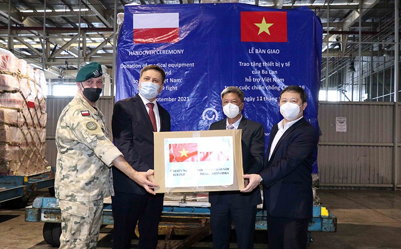Đại sứ Ba Lan tại Việt Nam Wojciech Gerwel (thứ hai, từ trái sang) trao tượng trưng thiết bị, vật tư y tế do Chính phủ Ba Lan tặng Việt Nam cho ông Nguyễn Trường Sơn, Thứ trưởng Bộ Y tế (thứ hai, từ phải sang) và ông Dương Anh Đức, Phó Chủ tịch UBND TP Hồ Chí Minh (ngoài cùng bên phải). (Nguồn: TTXVN) Đại sứ Ba Lan tại Việt Nam Wojciech Gerwel (thứ hai, từ trái sang) trao tượng trưng thiết bị, vật tư y tế do Chính phủ Ba Lan tặng Việt Nam cho ông Nguyễn Trường Sơn, Thứ trưởng Bộ Y tế (thứ hai, từ phải sang) và ông Dương Anh Đức, Phó Chủ tịch UBND TP Hồ