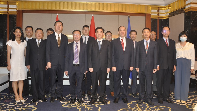 Các đại biểu chụp ảnh lưu niệm.