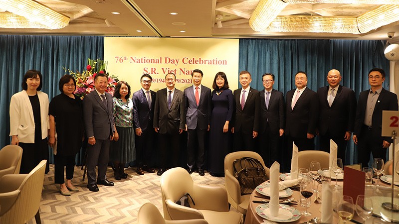 Các đại biểu chụp ảnh lưu niệm.