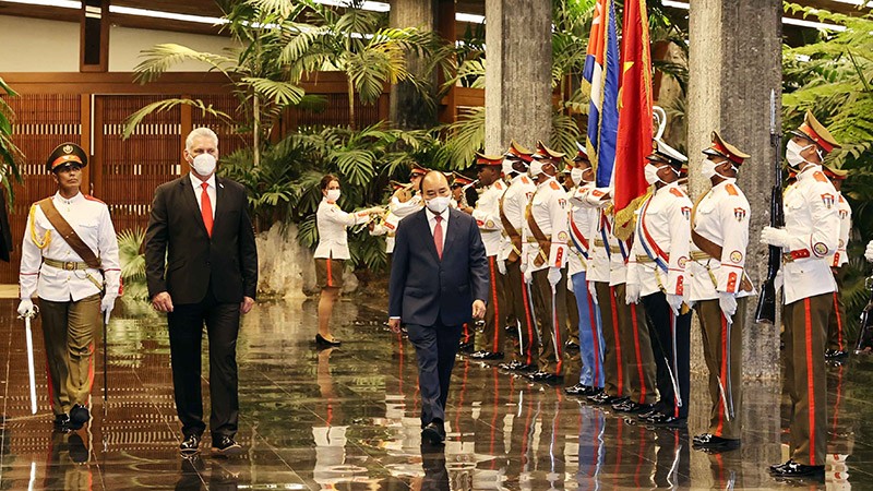Chủ tịch nước Nguyễn Xuân Phúc và Bí thư thứ nhất Ban Chấp hành Trung ương Đảng Cộng sản Cuba, Chủ tịch nước Cộng hòa Cuba Miguel Díaz-Canel tại Lễ đón. (Nguồn: TTXVN)