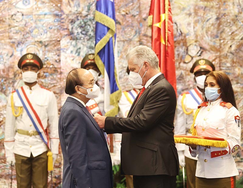 Chủ tịch nước Miguel Diaz Canel Bermudez gắn Huân chương Jose Marti cho Chủ tịch nước Nguyễn Xuân Phúc. (Nguồn:  TTXVN)