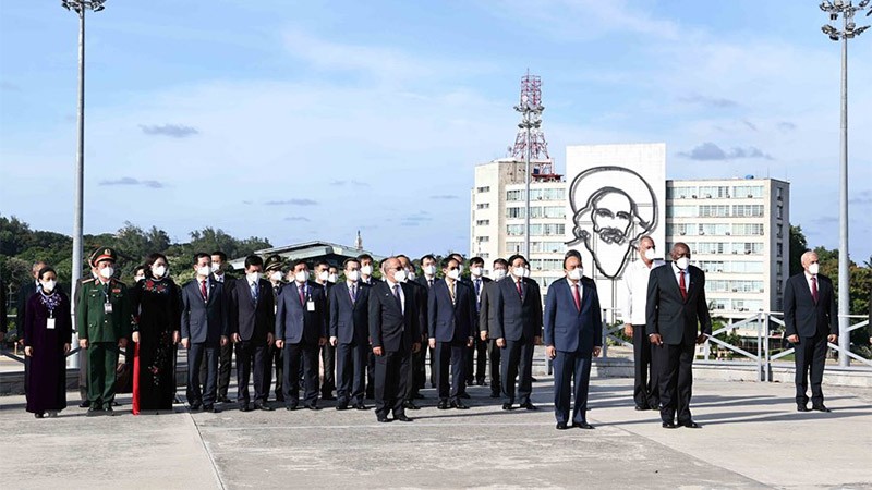 Chủ tịch nước Nguyễn Xuân Phúc đặt vòng hoa tại Tượng đài Anh hùng dân tộc Jose Marti. (Nguồn: TTXVN)