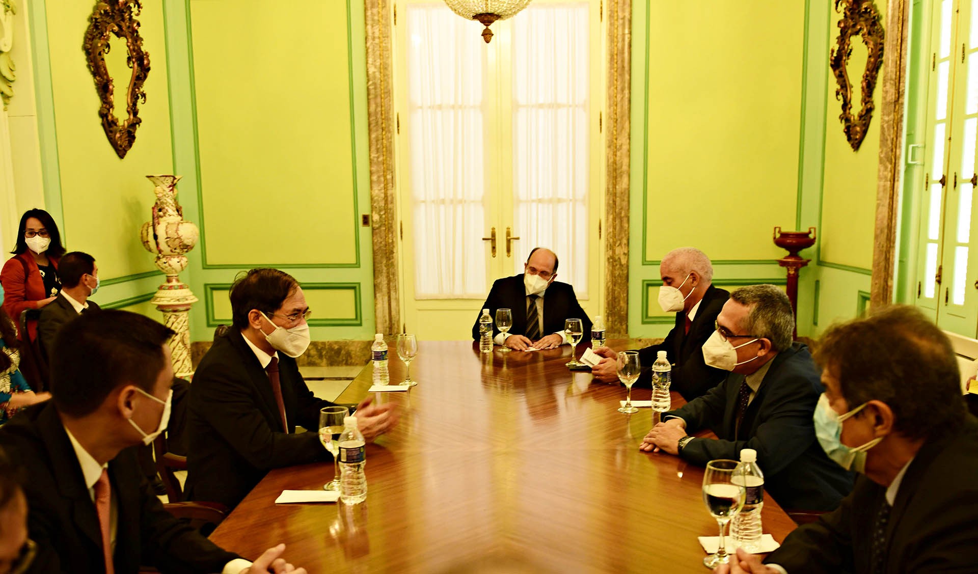 Bộ trưởng Ngoại giao Bùi Thanh Sơn gặp song phương Quyền Bộ trưởng Ngoại giao Cuba