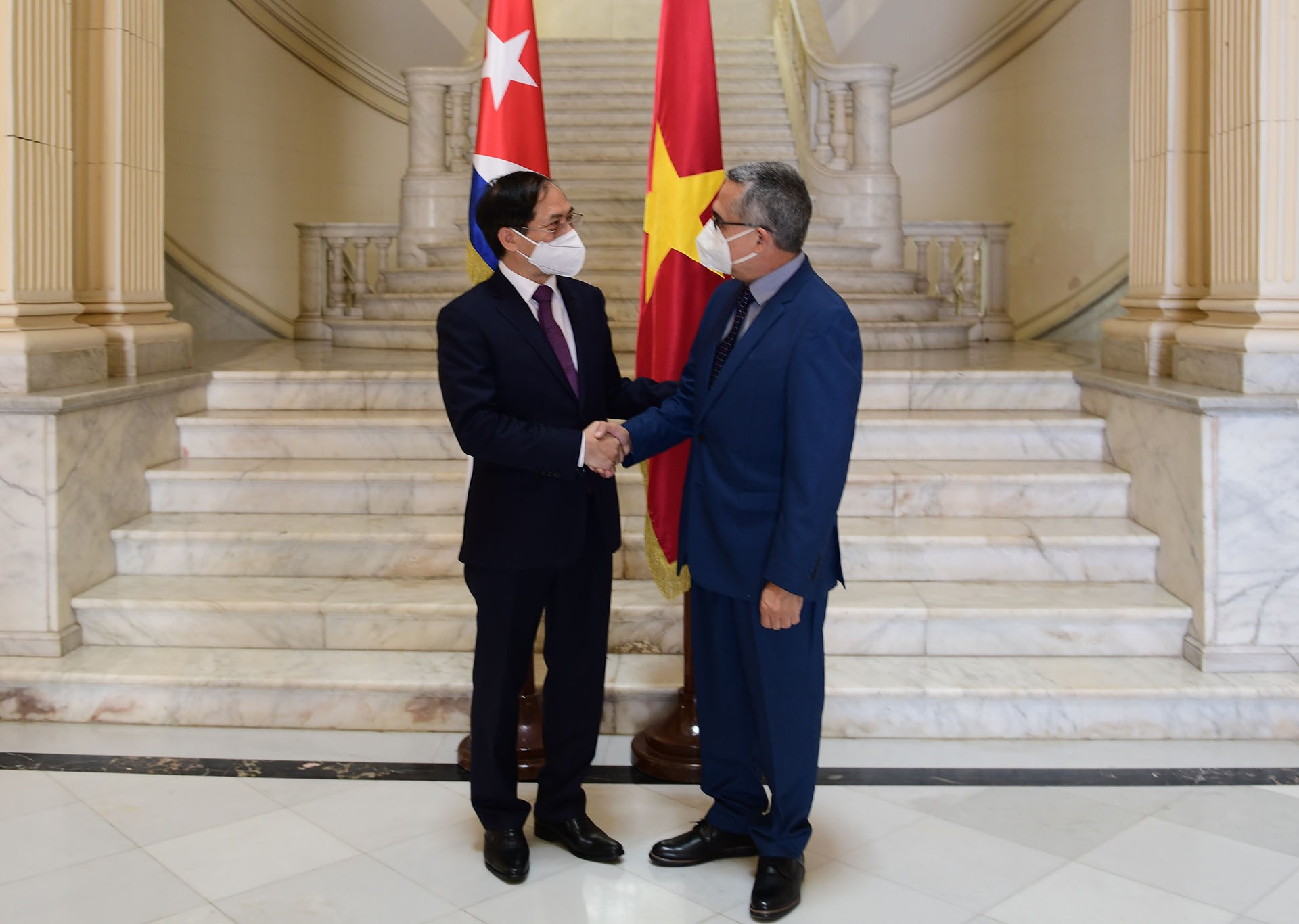 Bộ trưởng Ngoại giao Bùi Thanh Sơn gặp song phương Quyền Bộ trưởng Ngoại giao Cuba