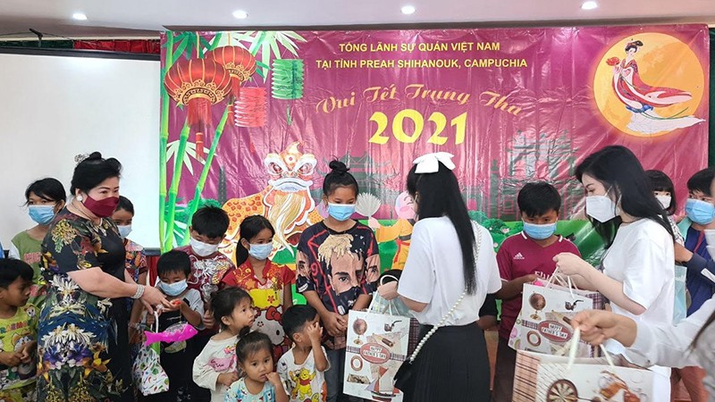 Hơn 80 cháu thiếu nhi con em gia đình người gốc Việt tại thành phố Preah Sihanouk đã tham gia chương trình Tết Trung thu do Tổng Lãnh sự quán Việt Nam tổ chức.