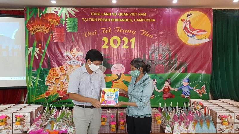 Tổng Lãnh sự Vũ Ngọc Lý và Cô giáo Nguyễn Thị Sương. Tổng Lãnh sự Vũ Ngọc Lý và Cô giáo Nguyễn Thị Sương.