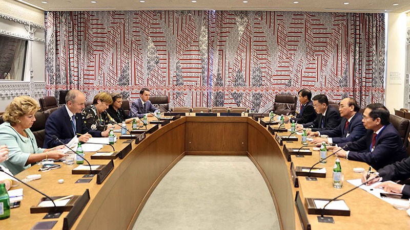 Chủ tịch nước Nguyễn Xuân Phúc gặp Thủ tướng CH Ireland Micheal Martin. (Nguồn: TTXVN)