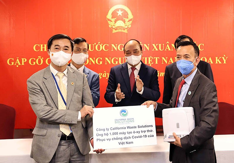 Chủ tịch nước Nguyễn Xuân Phúc chứng kiến việc tiếp nhận vật tư y tế phòng, chống dịch Covid-19 do kiều bào ủng hộ. (Nguồn: TTXVN)