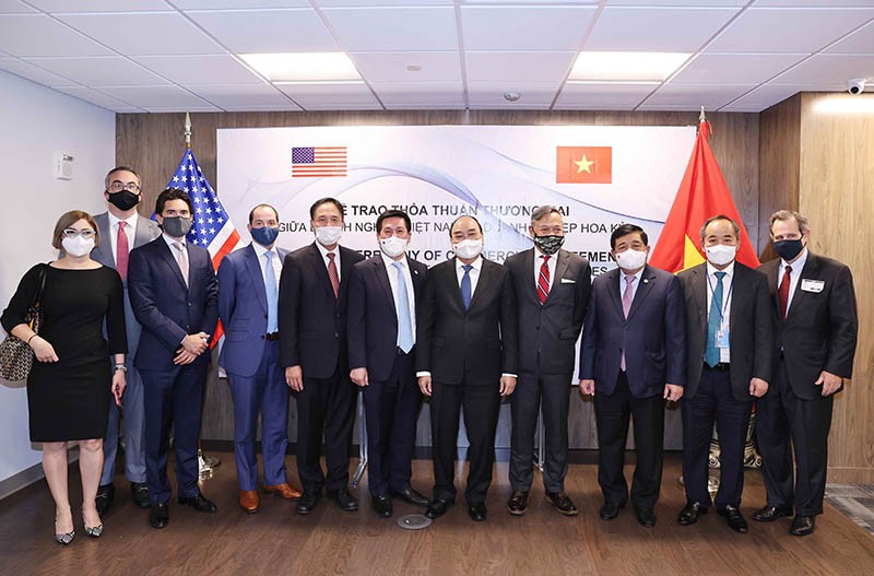 Chủ tịch nước Nguyễn Xuân Phúc và đại diện Tập đoàn Macquaire, JP Morgan, Bechtel, GE, McDermontt. (Nguồn: TTXVN)