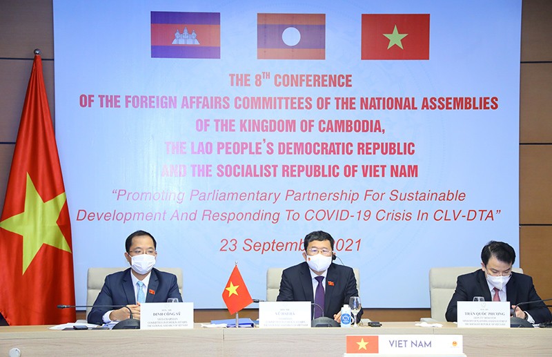Chủ nhiệm Ủy ban Đối ngoại của Quốc hội Việt Nam Vũ Hải Hà (giữa) với các đại biểu dự tại điểm cầu Hà Nội. (Nguồn: TTXVN)